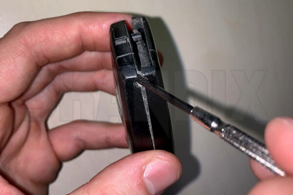 SKANDIX - Technical Replace the battery in the remote control / Keyfob