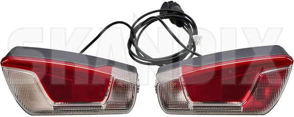 Rückleuchte Fahrradträger Satz für beide Seiten 31664678 (1112189) - Volvo S60 (-2009), S60, V60, S60 CC, V60 CC (2011-2018), S80 (2007-), S80 (-2006), S90 (2017-), V40 (2013-), V40 CC, V70 (2008-), V70 P26, XC70 (2001-2007), V90 (2017-), V90 CC, XC60 (2018-), XC70 (2008-), XC90 (2016-), XC90 (-2014) - Keywords: blende cc cross country gehaeuse heckleuchtengehaeuse heckleuchtenmittelteil leuchten p26 rueckleuchte fahrradtraeger satz fuer beide seiten rueckleuchtengehaeuse ruecklichtgehaeuse s60 s80 schlussleuchtengehaeuse schlusslichtgehaeuse v40 v70 v70xc xc xc70 xc90 Original 1067858 beide beidseitig beifahrerseite fahrerseite fahrradtraeger fuer kabel linke linker links mit rechte rechter rechts satz seite seiten set